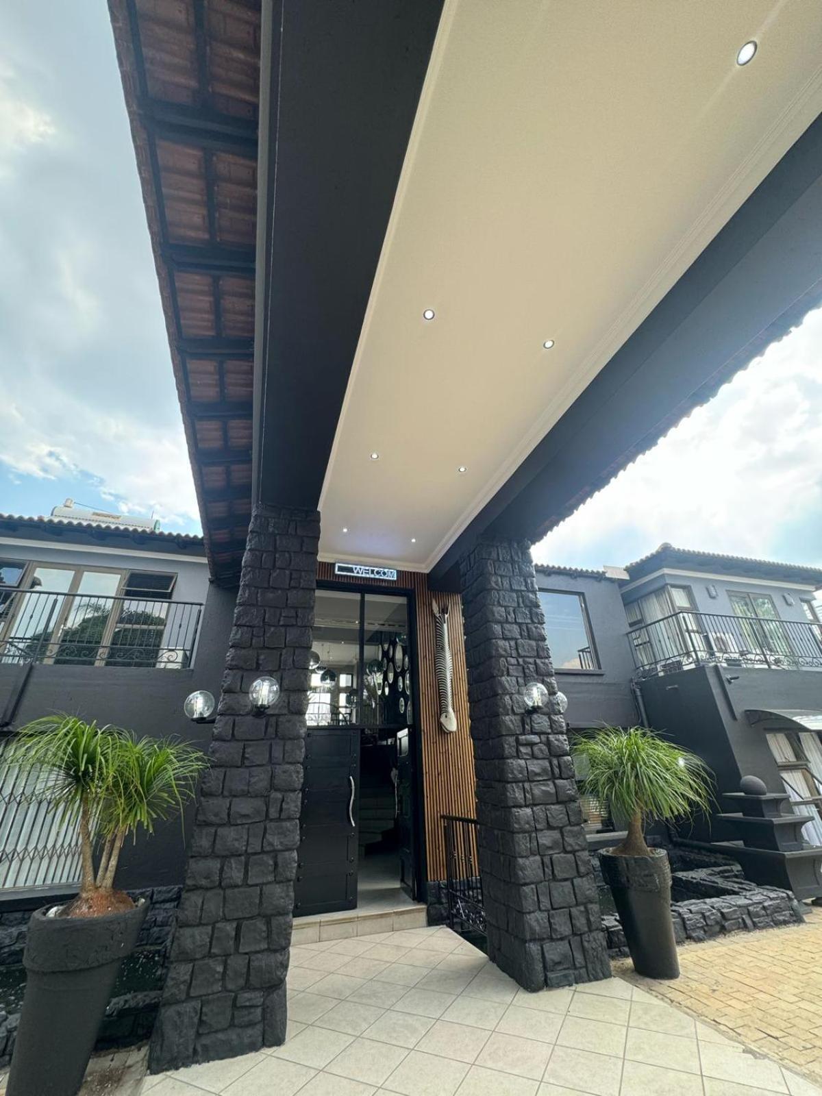Africa Paradise - Or Tambo Airport Boutique Hotel Бенони Екстериор снимка